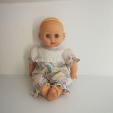 Szépséghibás baba pasztellszínű fodros overálban