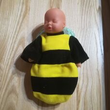 Anne Geddes jellegű méhecske állatjelmezes csukott szemű baba