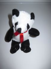 Mini plüss panda maci piros szalaggal