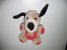 Piros kantáros rövidnadrágos kutya fekete fülekkel