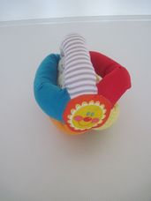 Puha textil színes csörgő fejlesztő babalabda napocskával