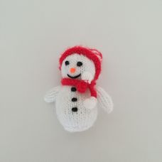 Kicsi horgolt hóember figura piros csíkos sapkában sállal