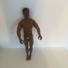 Fekete bőrű Action Man figura sérült lábbal