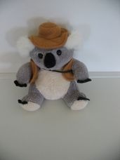 Barna kalapos és mellényes plüss koala