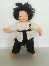 Mieler Dolls ázsiai baba feketeöves karate ruhában