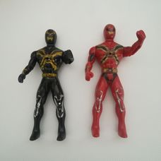 Piros és fekete műanyag Power Rangers figurák