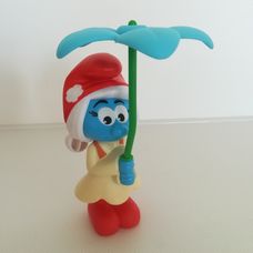 Mikulássapkás Törpilla figura virággal a Hupikék Törpikékből