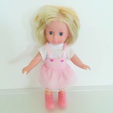 Szőke hajú játékbaba rózsaszín ruhácskában cipőben