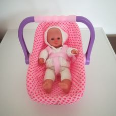 28 cm-es kipirult orrú alvós baba rózsaszín babahordozóval