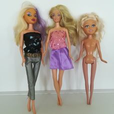 Három darab Barbie jellegű baba