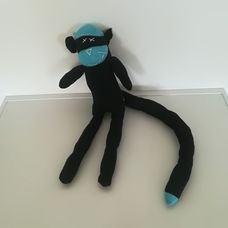 Hosszú farkú fekete színű zokni nyunya majom