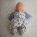 Chad Valley puha törzsű kék szemű csecsemő baba kék rugiban