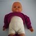 50 centis retro élethű csecsemő baba lila ruhában
