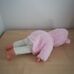 Csecsemő baba rózsaszín kabátkában