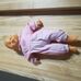 Puha törzsű alvós csecsemő baba rózsaszínben