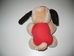Piros kantáros rövidnadrágos kutya fekete fülekkel