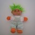 Narancssárgán világító szemű zöld hajú troll baba