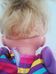 Puha törzsű kék szemű szőke hajú kislány baba lila ruhában