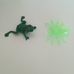 Zöld műanyag pók és valósághű gumi leopárdbéka