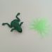Zöld műanyag pók és valósághű gumi leopárdbéka