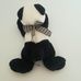 Hasaló plüss panda maci fekete-fehér kockás szalaggal