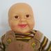 Interaktív nevető csecsemő baba eredeti barna ruhájában